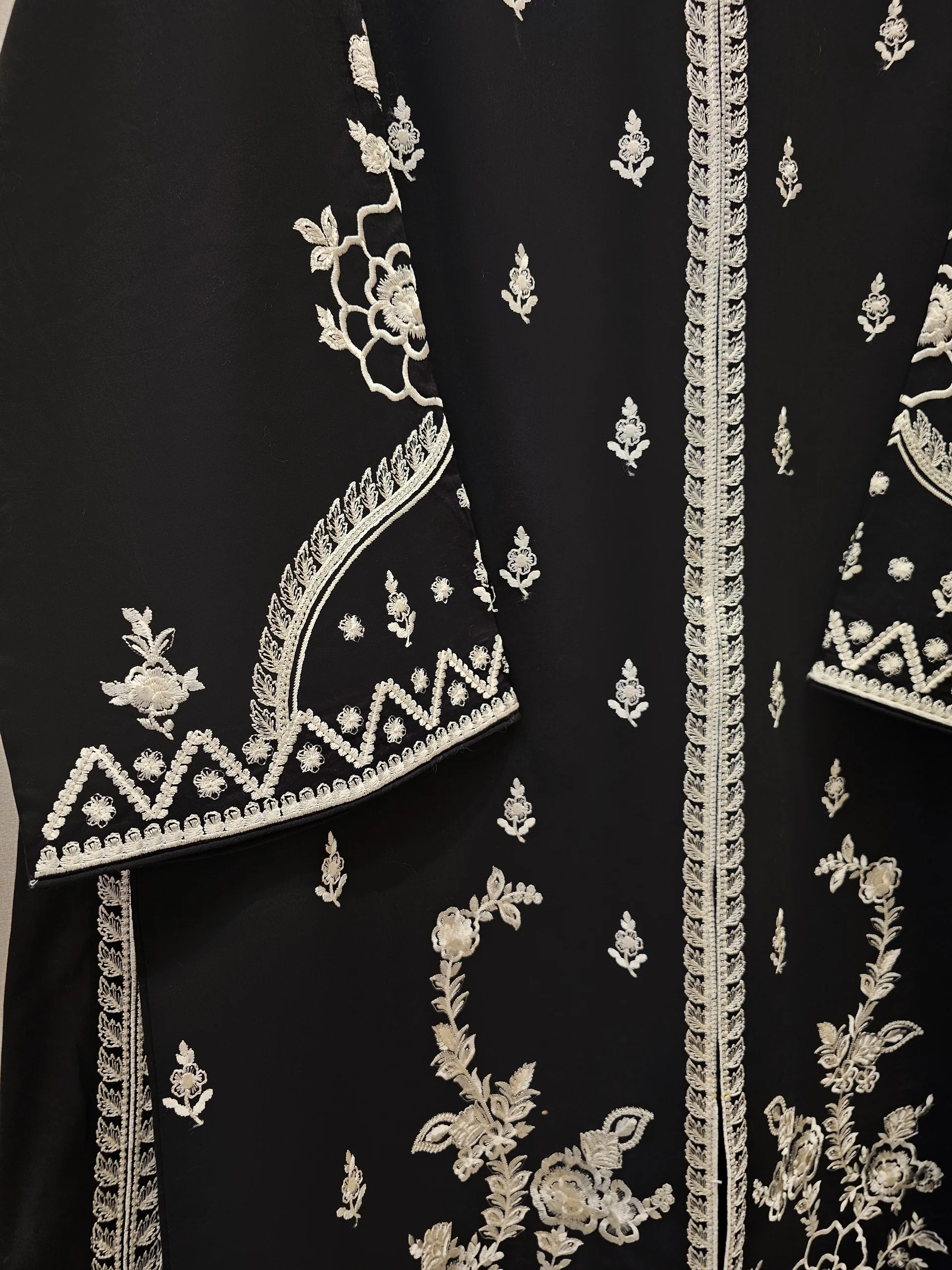 3 Piece - Embroidered Lawn Suit - Image 7