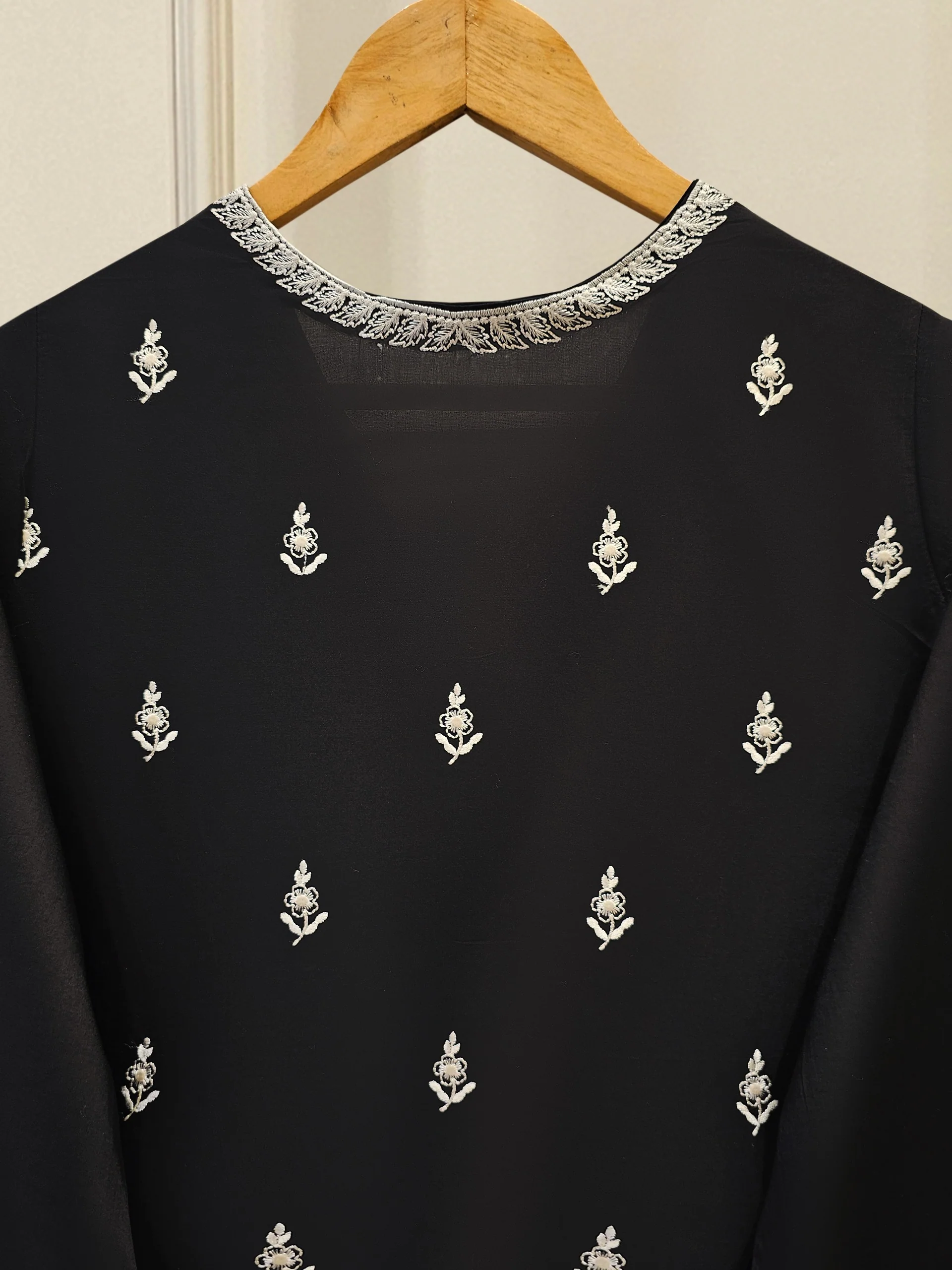 3 Piece - Embroidered Lawn Suit - Image 10