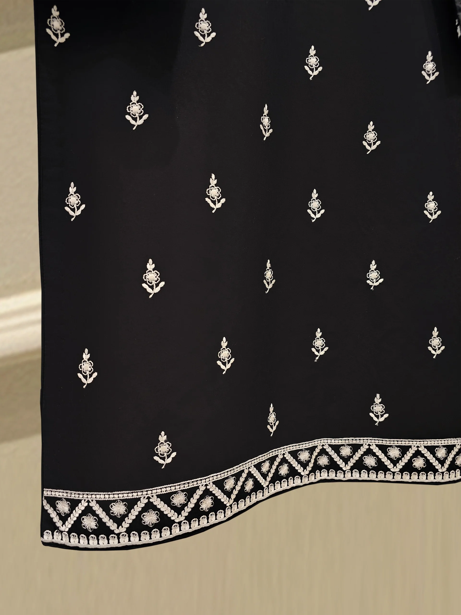 3 Piece - Embroidered Lawn Suit - Image 11